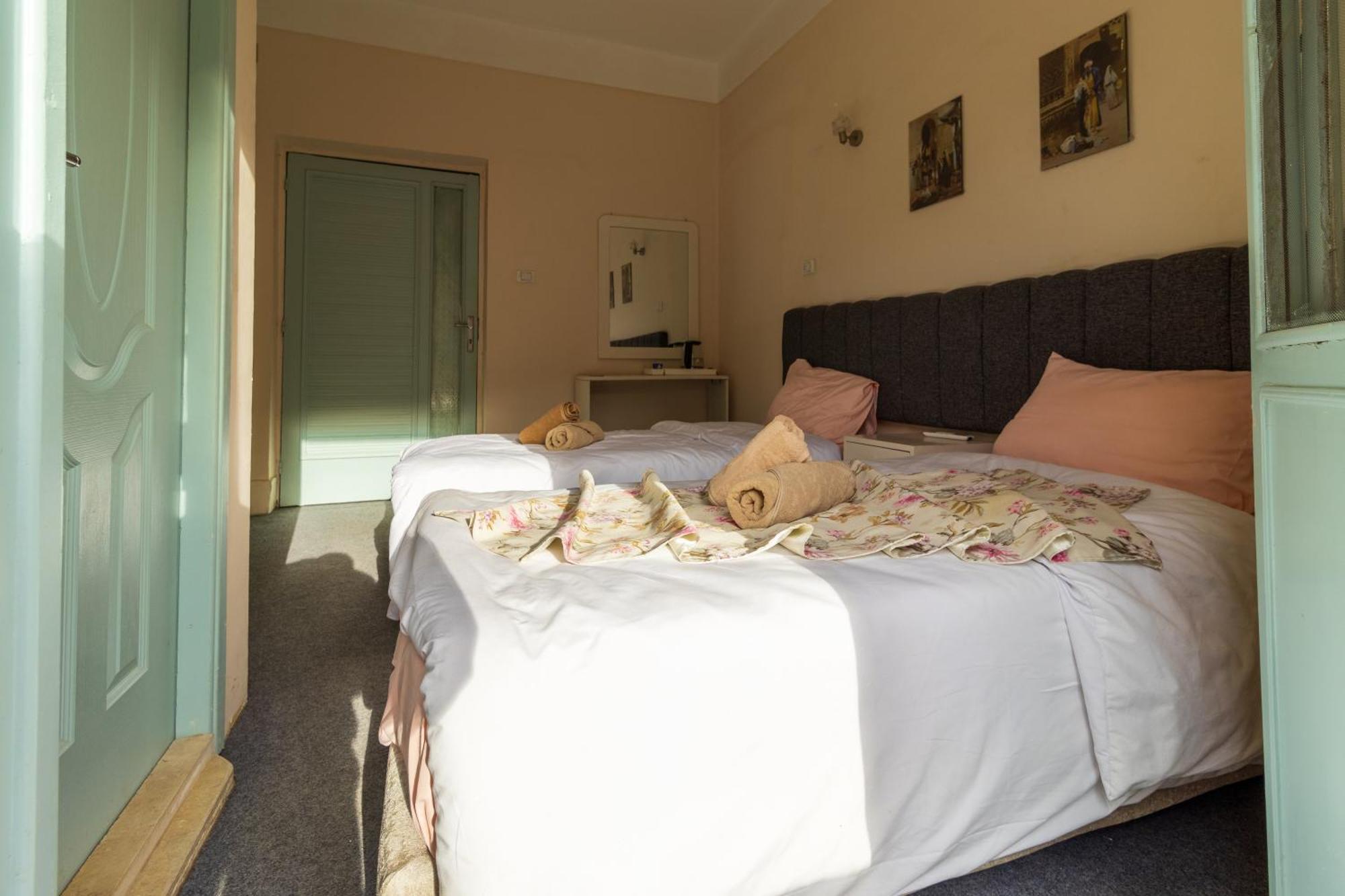The Grand Pyramids View Hotel Kafrat al Jabal Bilik gambar