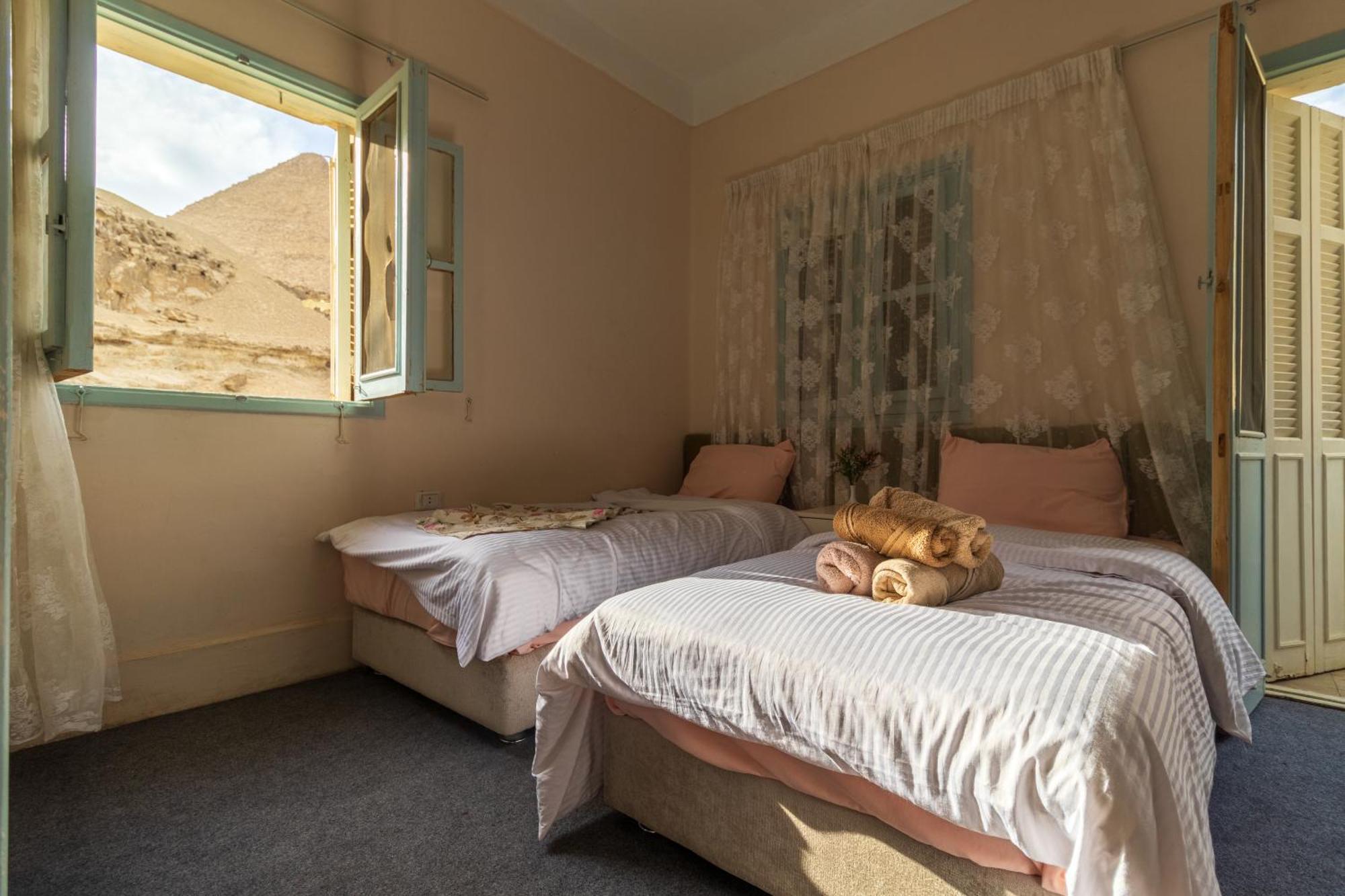 The Grand Pyramids View Hotel Kafrat al Jabal Bilik gambar